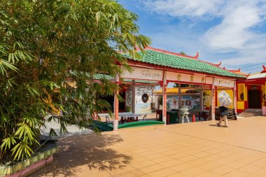 PALAU KETAM, MALAYSIA - 30 Kasım 2025: Pulau Ketam, Malezya 'da yeşil çatılı ve süslü kırmızı sütunlu geleneksel Çin tapınağı