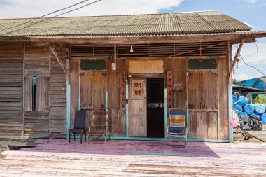 PULAU KETAM, MALAYSIA - 30 Kasım 2025: Malezya 'nın Pulau Ketam kentindeki balıkçı köyünde geleneksel ahşap evler