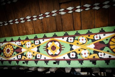 MEDAN, INDONESIA - 15 Kasım 2025: Medan Kuzey Sumatra Endonezya 'daki geleneksel Karo kabile evinin dış detayları