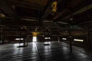 MEDAN, INDONESIA - 15 Kasım 2025: Medan Kuzey Sumatra Endonezya 'daki geleneksel Karo kabile evinin iç detayları