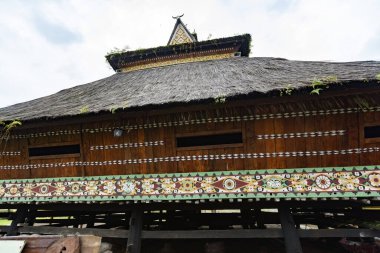 MEDAN, INDONESIA - 15 Kasım 2025: Medan Kuzey Sumatra Endonezya 'daki geleneksel Karo kabile evinin dış detayları