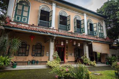 MEDAN, İNDONEZYA - 15 Kasım 2025: Tjong A Fie Mansion, Çinli işadamı Tjong A Fie 'nin Medan Endonezya' daki evinin ön yüzü