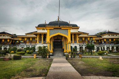 MEDAN, INDONESIA - 15 Kasım 2025: Medan Endonezya 'daki Deli Sultanlığı' nın Maimoon Sarayı veya Maimun Sarayı 'nın (kraliyet sarayı) dış görünüşü