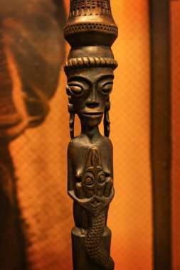 MEDAN, INDONEZYA - 15 Kasım 2025: Kuzey Sumatra Eyalet Müzesi 'nden Nias kültürünün karakteristik ahşap heykel