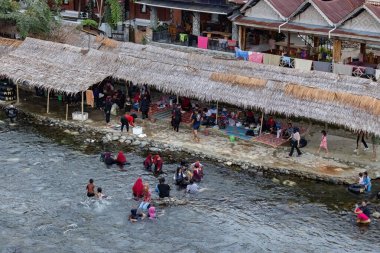 BUKIT LAwang, İNDONEZYA - 15 Kasım 2025: Bukit Lawang Kuzey Sumatra Endonezya 'da nehirde yıkanan yerel halk