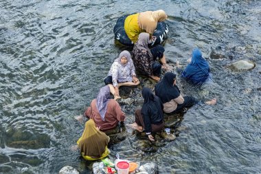 BUKIT LAwang, İNDONEZYA - 15 Kasım 2025: Bukit Lawang Kuzey Sumatra Endonezya 'da nehirde yıkanan yerel halk