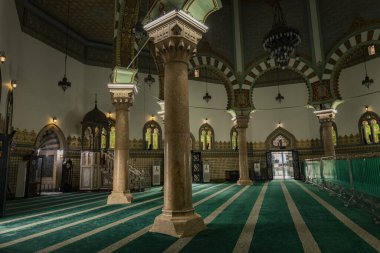 MEDAN, İNDONEZYA - 15 Kasım 2025: Medan, Sumatra, Endonezya Büyük Camii Mescid Raya el-Maşun 'un iç detayları