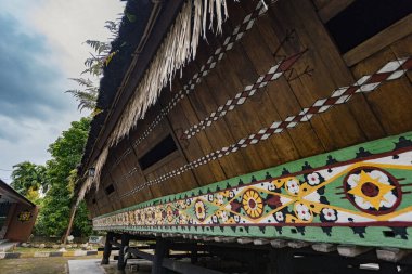 MEDAN, INDONESIA - 15 Kasım 2025: Medan Kuzey Sumatra Endonezya 'daki geleneksel Karo kabile evinin dış detayları