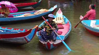 SIEM REAP, CAMBODIA - 15 Eylül 2025: Siem Reap, Kamboçya 'daki Tonle Sap gölündeki tekneler