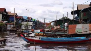 SIEM REAP, CAMBODIA - 15 Eylül 2025: Siem Reap, Kamboçya 'daki Tonle Sap gölündeki tekneler