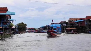 SIEM REAP, CAMBODIA - 15 Eylül 2025: Siem Reap, Kamboçya 'daki Tonle Sap gölündeki tekneler