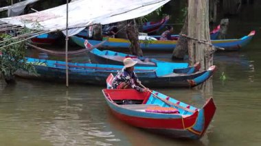 SIEM REAP, CAMBODIA - 15 Eylül 2025: Siem Reap, Kamboçya 'daki Tonle Sap gölündeki tekneler