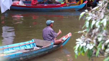 SIEM REAP, CAMBODIA - 15 Eylül 2025: Siem Reap, Kamboçya 'daki Tonle Sap gölündeki tekneler