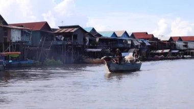 SIEM REAP, CAMBODIA - 15 Eylül 2025: Siem Reap, Kamboçya 'daki Tonle Sap gölündeki tekneler