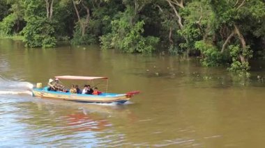 SIEM REAP, CAMBODIA - 15 Eylül 2025: Siem Reap, Kamboçya 'daki Tonle Sap gölündeki tekneler