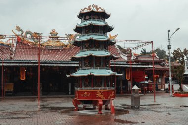 MEDAN, INDONESIA - 15 Kasım 2025 Çin pagoda tarzı tütsü yakma Vihara Gunung Timur Budist Tapınağı, Medan, Kuzey Sumatra, Endonezya