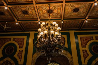 MEDAN, INDONESIA - 15 Kasım 2025: Medan, Kuzey Sumatra, Endonezya 'daki Şarküteri Sultanlığı' nın kraliyet sarayı Maimoon (Maimun) Sarayı 'nın içinde süslü ve zengin dekore edilmiş tavan