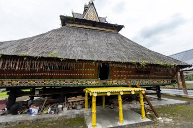 BERASTAGI, INDONESIA - 15 Kasım 2025: Medan Kuzey Sumatra Endonezya 'daki geleneksel Karo kabile evinin dış detayları