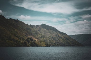 Kuzey Sumatra Endonezya 'nın dağları ve köyleriyle Toba Gölü' nün inanılmaz manzarası
