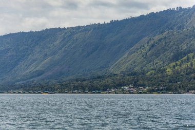 Kuzey Sumatra Endonezya 'nın dağları ve köyleriyle Toba Gölü' nün inanılmaz manzarası