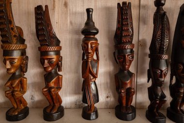 TOBA, INDONEZYA - 15 Kasım 2025: Kuzey Sumatra Endonezya 'daki Batak toba kültür müzesindeki Toba Gölü müzesinde ahşap ayin figürleri