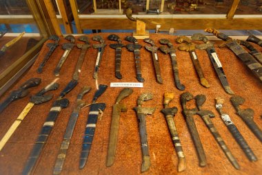 BERASTAGI, INDONESIA - 15 Kasım 2025: Berastagi 'deki Pusaka Karo Müzesi' nde antik silah koleksiyonu, Karo kabile müzesi Kuzey Sumatra Endonezya