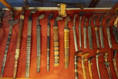 BERASTAGI, INDONESIA - 15 Kasım 2025: Berastagi 'deki Pusaka Karo Müzesi' nde antik silah koleksiyonu, Karo kabile müzesi Kuzey Sumatra Endonezya