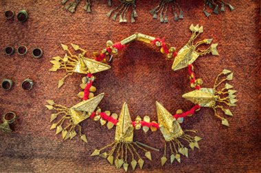 BERASTAGI, INDONESIA - 15 Kasım 2025: Berastagi, Karo kabile müzesi Kuzey Sumatra Endonezya 'daki Pusaka Karo Müzesi' nde geleneksel Karo kabile mücevher koleksiyonu