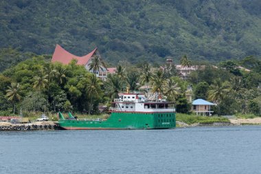 TOBA, INDONEZYA - 15 Kasım 2025: Kuzey Sumatra Endonezya 'daki Toba Gölü' nde araçların taşınması için kargo feribotu