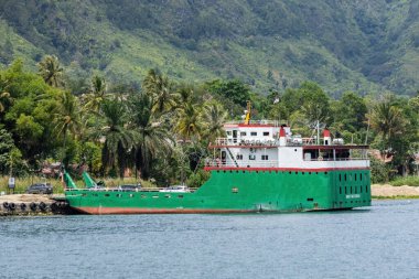 TOBA, INDONEZYA - 15 Kasım 2025: Kuzey Sumatra Endonezya 'daki Toba Gölü' nde araçların taşınması için kargo feribotu