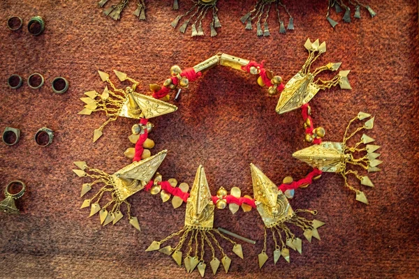 BERASTAGI, INDONESIA - 15 Kasım 2025: Berastagi, Karo kabile müzesi Kuzey Sumatra Endonezya 'daki Pusaka Karo Müzesi' nde geleneksel Karo kabile mücevher koleksiyonu