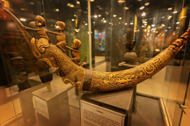 MEDAN, INDONEZYA - 15 Kasım 2025: Kuzey Sumatra, Medan Devlet Müzesi 'nde sergilenen geleneksel ahşap oyma ayini, atadan kalma figürler ve yerel kültürün sembolik işçiliğini resmediyor