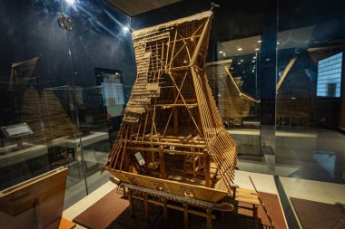 MEDAN, İNDONEZYA - 15 Kasım 2025: Kuzey Sumatra Endonezya Devlet Müzesi 'ndeki geleneksel Nias evinin kopyası