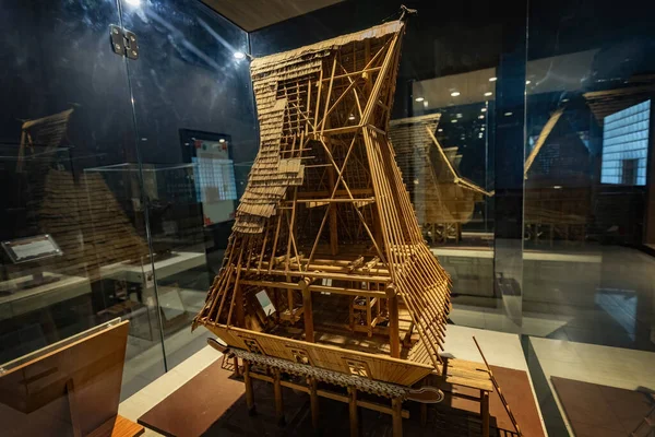 MEDAN, İNDONEZYA - 15 Kasım 2025: Kuzey Sumatra Endonezya Devlet Müzesi 'ndeki geleneksel Nias evinin kopyası