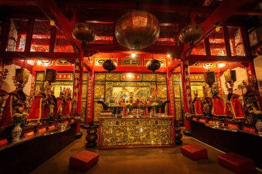 MEDAN, INDONEZYA - 15 Kasım 2025: Kuzey Sumatra Devlet Müzesi 'nde sergilenen çıplak insanların antik taş heykelleri, arkeolojik miras ve tarihi heykel parçaları sergilenmektedir.