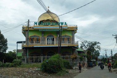 BERASTAGI, İNDONEZYA - 15 Kasım 2025: Berastagi, Kuzey Sumatra Endonezya 'daki geleneksel cami