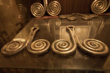 BERASTAGI, INDONESIA - 15 Kasım 2025: Berastagi Kuzey Sumatra Endonezya 'daki Karo Kültür Müzesi' nde Karo kabilesi kadınlarına geleneksel gümüş mücevherler