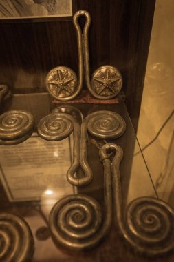 BERASTAGI, INDONESIA - 15 Kasım 2025: Berastagi Kuzey Sumatra Endonezya 'daki Karo Kültür Müzesi' nde Karo kabilesi kadınlarına geleneksel gümüş mücevherler