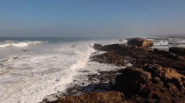 Essaouira kasabasından büyük dalgalar ve uçurumlarla Atlantik Okyanusu manzarası