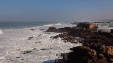 Essaouira kasabasından büyük dalgalar ve uçurumlarla Atlantik Okyanusu manzarası