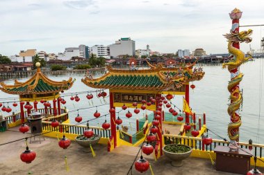 GEORGE TOWN, MALAYSIA - 20 Kasım 2025: Malezya Penang, Malezya 'da yüzen Budist Tapınağı dış görünüşü