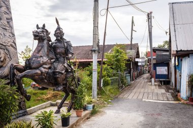 GEORGE TOWN, MALAYSIA - 20 Kasım 2025: George Town Penang Malezya 'daki geleneksel Yeoh Jetty Klanı tahta iskelesine giriş