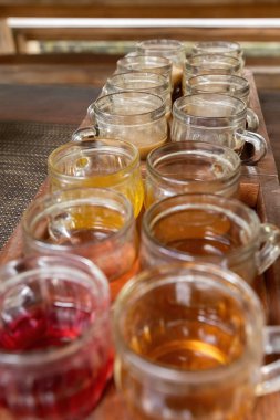 Bali kahve tarlasında çay ve kahve tatma çeşitli içki örnekleriyle birlikte birden fazla fincan.