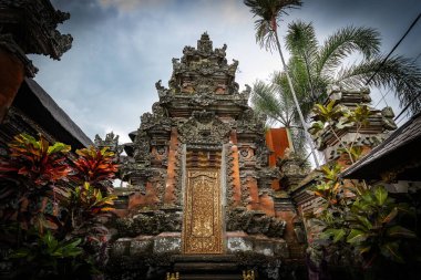 INDONEZYA - 15 Kasım 2025: Saraswati Su Tapınağı 'nın Ubud, Bali, Endonezya' daki iç görüntüsü