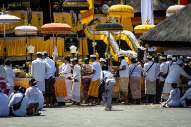 BALI, INDONESIA - 10 Nisan 2025: Bali, Endonezya 'daki tören için Pura Besakih Tapınağı' nı ziyaret eden Bali halkı