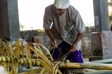 BALI, INDONEZYA - 10 Nisan 2025: Balili erkekler Bali Endonezya 'daki törene hazırlanıyor