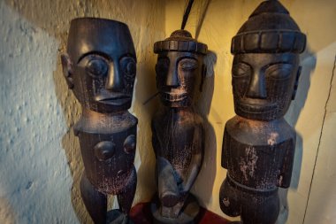 BERASTAGI, INDONEZYA - 15 Kasım 2025: Berastagi Kuzey Sumatra Endonezya 'daki Karo kabilesi müzesinde tahta heykelcikler