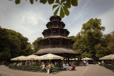 MUNICH, Almanya - 15 Temmuz 2025 İngiliz Garten, Mnchen, Almanya 'daki Çin Mahallesi Turm