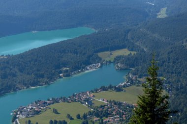 Kochel am Bavyera Almanya 'da havadan nefes kesici göl ve dağ manzarasına bakın