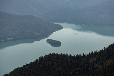 Kochel am Bavyera Almanya 'da havadan nefes kesici göl ve dağ manzarasına bakın